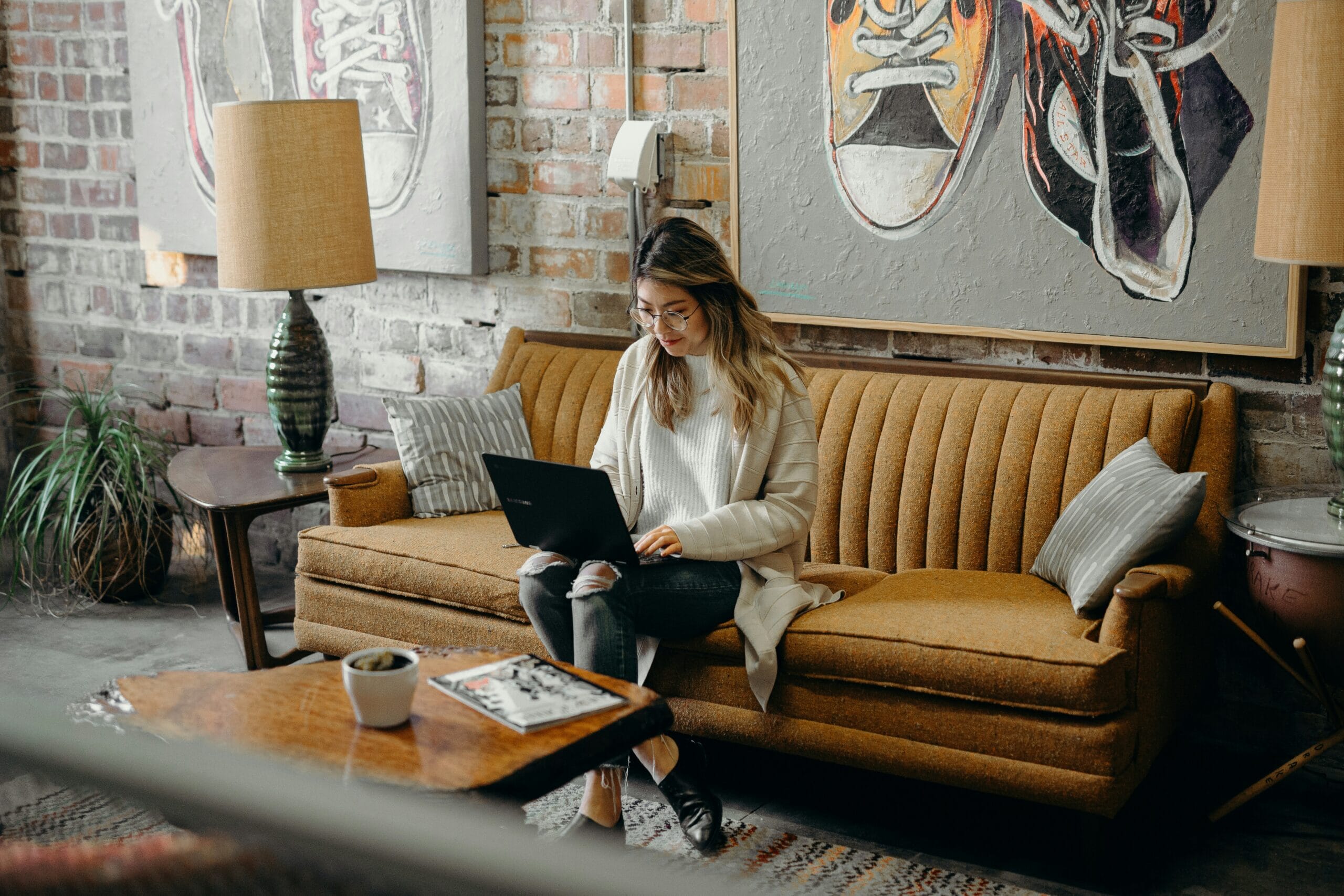 From Searching to Styling: Modern Tools for Finding and Lighting Your Next Apartment - LightsOnline Blog